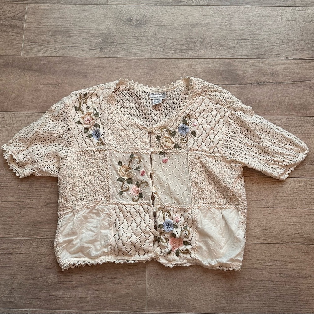 Vintage 90s embroidered crocheted quilt patchwork button down short sleeve top! - Picture 5 of 10